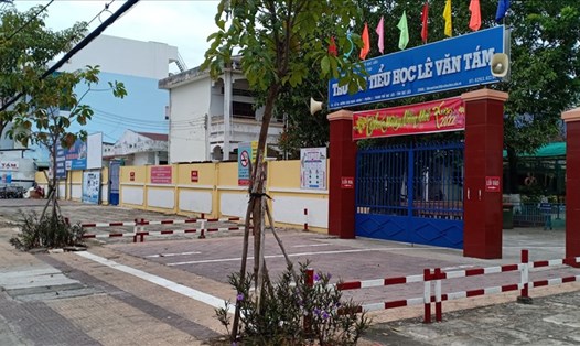 Ngày 7.2 hầu hết các trường tại tỉnh Bạc Liêu làm vệ sinh, chuẩn bị cho việc học trực tiếp. Ảnh: Nhật Hồ
