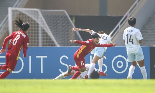 Giây phút mừng vui của tuyển thủ bóng đá nữ Việt Nam (áo đỏ) sau khi làm bàn vào lưới tuyển nữ Đài Loan (Trung Quốc) tạo cách biệt 2-1. Ảnh: AFC.