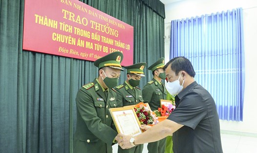 Ông Vừ A Bằng - Phó Chủ tịch UBND tỉnh Điện Biên trao thưởng cho lực lượng đánh án. Ảnh: VTL
