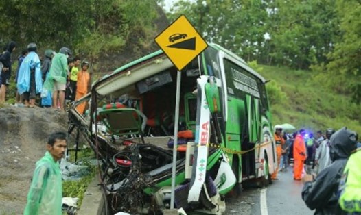 Cận cảnh hiện trường vụ tai nạn xe buýt khiến 13 người thiệt mạng ở Indonesia ngày 6.2. Ảnh: AFP