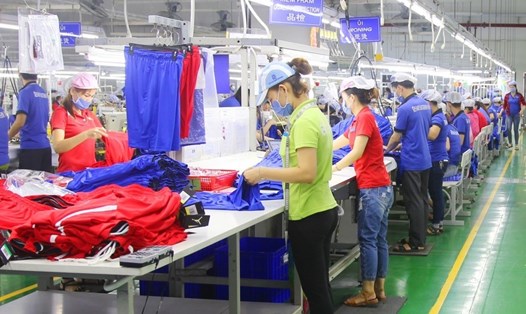 Công nhân Công ty TNHH Apparel Far Eastern Viet Nam (KCN VSIP 1, Thuận An, Bình Dương) trở lại nhà máy sản xuất sáng 7.2. Ảnh: CĐ KCN VSIP