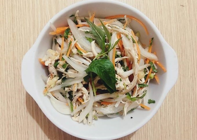 Gợi ý cách làm nộm gà xé phay giải ngấy sau Tết