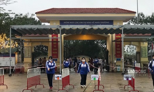 Sáng ngày 8.2, học sinh từ lớp 7-12 tại Hà Nội đã quay trở lại trường học trực tiếp sau nhiều tháng phải học tập online tại nhà. Ảnh: Hải Nguyễn