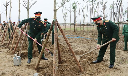 Bộ Chỉ huy Quân sự tỉnh Thừa Thiên Huế phát động “Tết trồng cây đời đời nhớ ơn Bác Hồ”. Ảnh: TT.