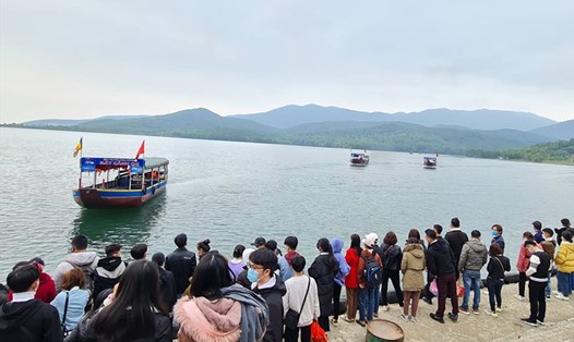 Người dân chờ thuyền để đi du xuân lên chùa Hương Tích dịp Tết năm 2022 này. Ảnh: TT.
