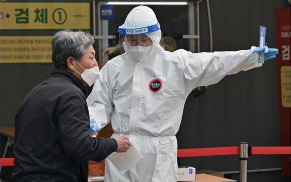 Hàn Quốc sẽ dừng sử dụng hệ thống giám sát GPS trong kiểm dịch và cũng sẽ chấm dứt việc gọi điện kiểm tra hàng ngày cho bệnh nhân mắc COVID-19. Ảnh: AFP