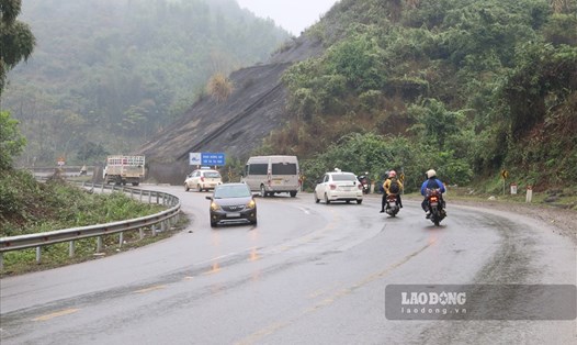 Quốc lộ 6 thường xuyên xảy ra mưa và sương mù dẫn đến đường trơn trượt tiềm ẩn nguy cơ TNGT rất cao. Ảnh: Minh Nguyễn.