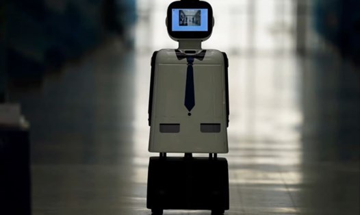 Một robot chạy trong hành lang địa điểm thi đấu Thế vận hội Mùa Đông Bắc Kinh. Ảnh: SCMP