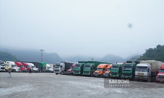 Còn hơn 1200 xe hàng hoá tồn tại các cửa khẩu của Lạng Sơn tính đến 8h ngày 7.2. Ảnh: Hữu Chánh.