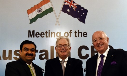 Tỉ phú Ấn Độ Gautam Adani (ngoài cùng bên trái) trong một bức ảnh chụp chung với các doanh nhân, chính khách năm 2015. Ảnh: AFP