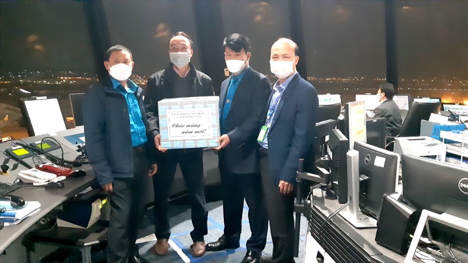 Ông Đỗ Nga Việt - Chủ tịch Công đoàn GTVT Việt Nam (thứ hai từ phải sang) trao quà cho đại diện người lao động phải làm việc xuyên Tết. Ảnh: CĐGT