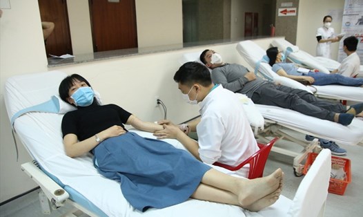 Gần 200 y bác sĩ Bệnh viện Trung ương Huế tham gia hiến máu. Ảnh: BV.