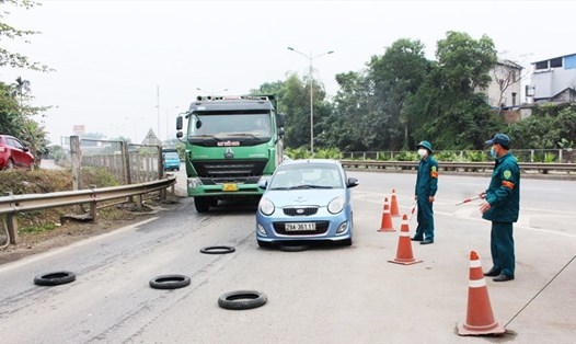 Điểm chốt kiểm soát người và phương tiện phòng chống dịch COVID-19 tại nút giao Thịnh Đán trên cao tốc Hà Nội - Thái Nguyên.