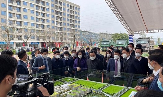 Bộ trưởng Xây dựng Nguyễn Thanh Nghị tham quan sa bàn trưng bày mô hình dự án Nhà ở dành cho công nhân và chuyên gia tại Bắc Ninh. Ảnh: Mộc Miên.