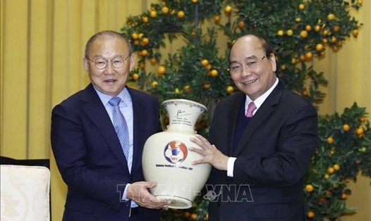 Chủ tịch nước Nguyễn Xuân Phúc tặng quà lưu niệm cho huấn luyện viên Park Hang-seo. Ảnh: TTXVN