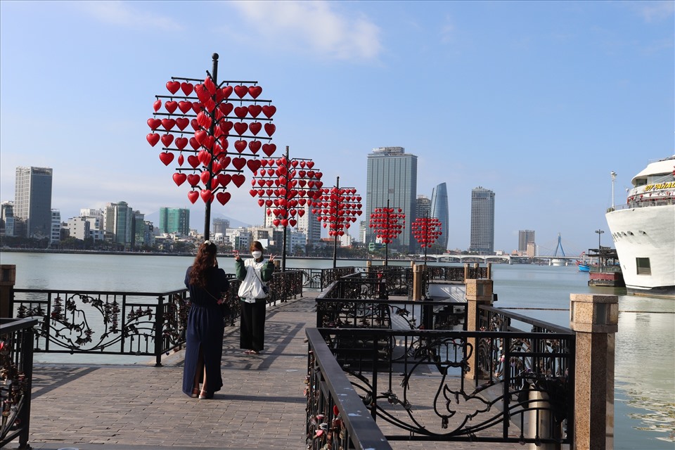 Rất ít khách du lịch ghé thăm cầu tình yêu tại Đà Nẵng vào dịp đầu năm mới. Ảnh: Nguyễn Linh