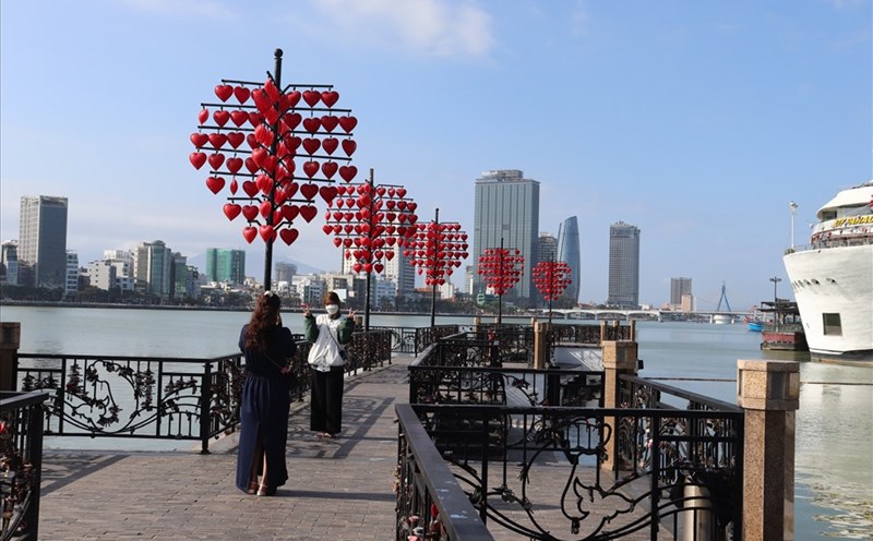 Rất ít khách du lịch ghé thăm cầu tình yêu tại Đà Nẵng vào dịp đầu năm mới. Ảnh: Nguyễn Linh