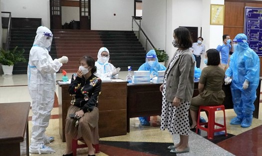 Cán bộ ở tỉnh Đắk Nông chủ động xét nghiệm COVID-19 sau khi trở lại cơ quan làm việc. Ảnh: ND