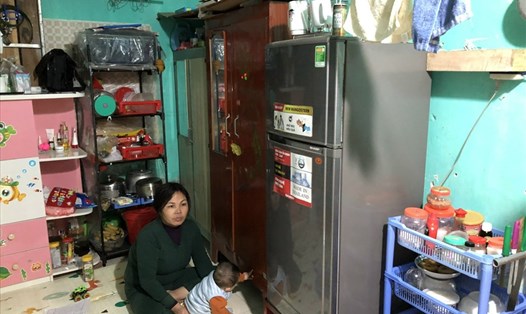 Chị Phượng cùng con trong căn phòng trọ tại xã Kim Chung, huyện Đông Anh, 
Hà Nội. Ảnh: Quế Chi