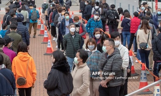 Người dân Hong Kong xếp hàng để xét nghiệm COVID-19, ngày 8.2. Ảnh: AFP