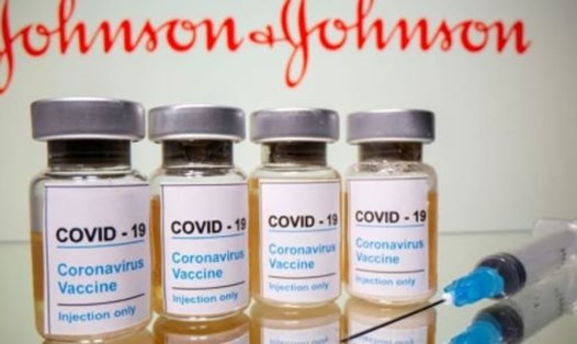 Johnson & Johnson tạm dừng sản xuất vaccine tại nhà máy quan trọng của hãng. Ảnh: AFP