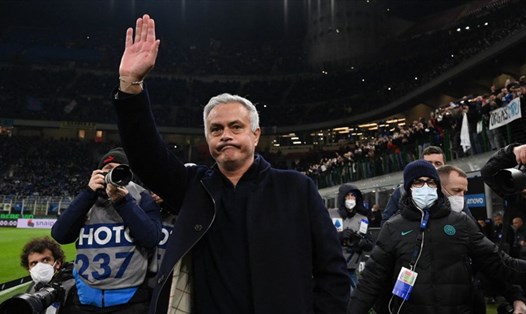 Jose Mourinho được cổ động viên Inter Milan chào đón nồng hậu khi trở lại sân San Siro. Ảnh: Serie A