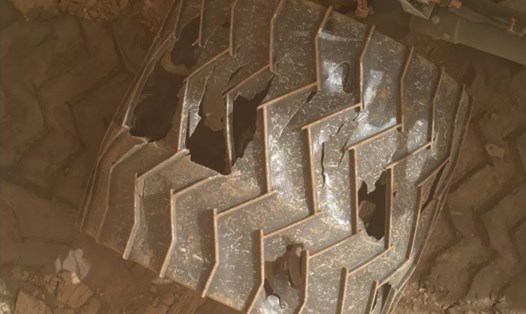 Bánh của tàu thám hiểm sao Hỏa Curiosity của NASA. Ảnh: NASA