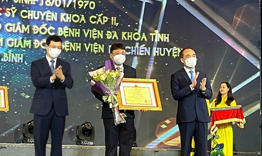 Lãnh đạo tỉnh Tuyên Quang trao tặng Danh hiệu "Công dân tiêu biểu tỉnh Tuyên Quang" năm 2021 cho bác sĩ Đoàn Lương Anh (giữa). Ảnh: Thuỷ Minh