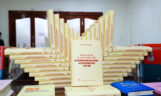 Cuốn sách “Một số vấn đề lý luận và thực tiễn về chủ nghĩa xã hội và con đường đi lên chủ nghĩa xã hội ở Việt Nam” của Tổng Bí thư Nguyễn Phú Trọng. Ảnh: PV