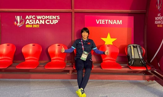 Trợ lí Đoàn Thị Kim Chi được xem là "người đặc biệt" của bóng đá nữ Việt Nam. Ảnh: FBNV