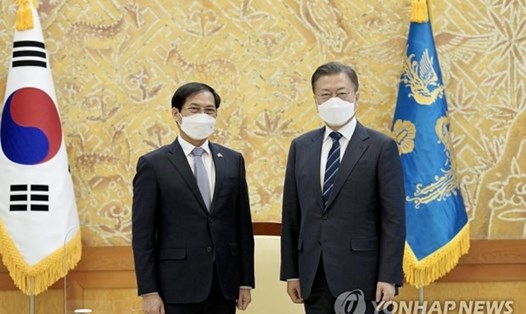 Bộ trưởng Ngoại giao Bùi Thanh Sơn hội kiến Tổng thống Hàn Quốc Moon Jae-in. Ảnh: Yonhap