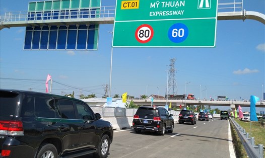 Xe ô tô lưu thông trên cao tốc Trung Lương - Mỹ Thuận. Ảnh: K.Q
