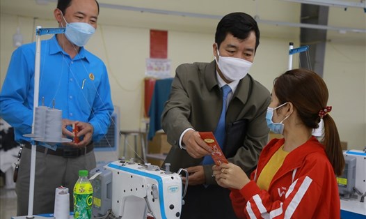 Lãnh đạo Sở Công thương tỉnh Quảng Trị mừng tuổi cho người lao động tại Công ty CP may Xuất nhập khẩu Tân Định. Ảnh: Hưng Thơ.