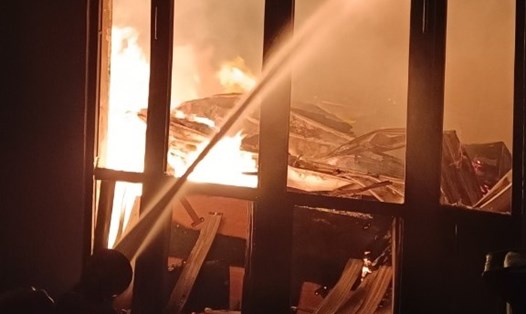 Hiện trường vụ cháy công ty gỗ ở Khu công nghiệp Nam Tân Uyên, Bình Dương. Ảnh: T.T
