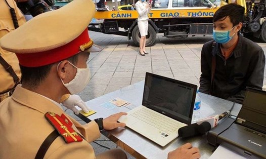 Lực lượng Cảnh sát giao thông Hà Nội hướng dẫn người vi phạm nộp phạt trực tuyến. Ảnh: V.Huế.