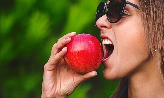 Ăn táo mỗi ngày có lợi cho sức khỏe của bạn, ngăn ngừa nguy cơ mắc một số bệnh ung thư. Ảnh: AFP