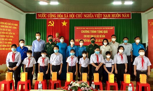 Trao quà cho học sinh nghèo vùng biên giới ở Bình Phước. Ảnh: Hoàng Trung