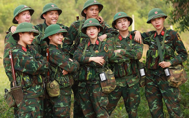 Hòa Minzy và các nghệ sĩ tham gia "Sao nhập ngũ". Ảnh: CTCC.