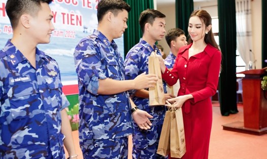 Thùy Tiên trao quà tri ân đến các chiến sĩ cảnh sát biển. Ảnh: SV.