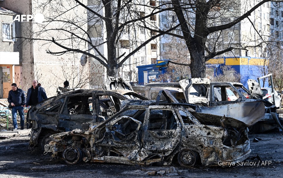 Phương tiện bị phá hủy ở đường phố Kiev, Ukraina. Ảnh: AFP