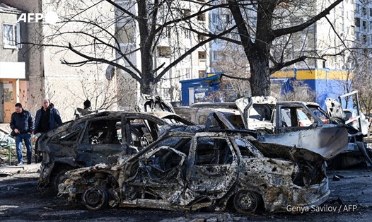 Phương tiện bị phá hủy ở đường phố Kiev, Ukraina. Ảnh: AFP