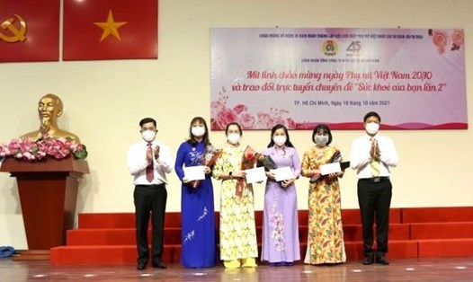Nữ CNVCLĐ Tổng Công ty Điện lực TP.Hồ Chí Minh được trao Kỷ niệm chương “Vì sự phát triển của Phụ nữ Việt Nam”. Ảnh: CĐCC