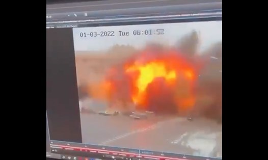 Vụ nổ lớn ngay trước cửa trụ sở chính quyền Kharkiv của Ukraina sáng 1.3.2022. Ảnh chụp màn hình