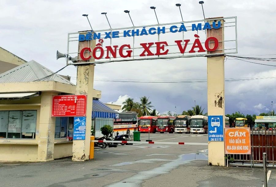 Giá xăng dầu tăng cao Hiệp hội vận tải tỉnh Cà Mau xin điều chỉnh giá vừa phải để chia sẻ khó khăn với người dân. Ảnh: Nhật Hồ