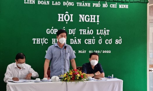 Ông Phạm Chí Tâm (người đứng) - Phó Chủ tịch LĐLĐ TPHCM - cho rằng nếu thực hiện tốt dân chủ trong doanh nghiệp thì sẽ không xảy ra tranh chấp lao động. Ảnh: Nam Dương