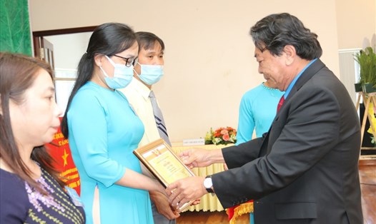 Ông Phan Mạnh Hùng - Chủ tịch Công đoàn Caosu Việt Nam trao Bằng khen cho đoàn viên có thành tích xuất sắc trong các phong trào thi đua. Ảnh: CĐCC