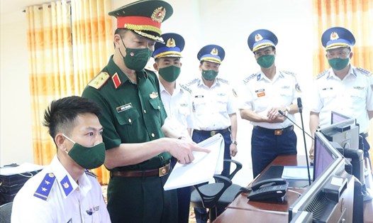 Trung tướng Nguyễn Trọng Bình thăm và kiểm tra Bộ Tư lệnh Vùng Cảnh sát biển 4. Ảnh: Hoàng Dung