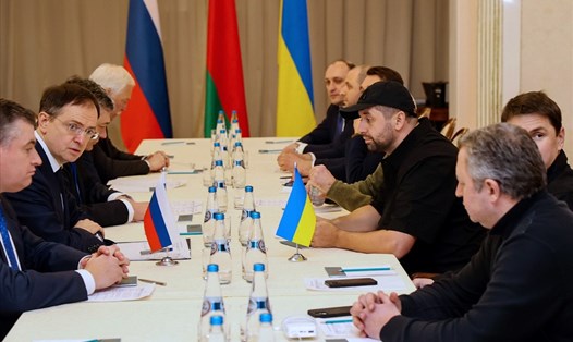 Đoàn đàm phán Ukraina và Nga tại vùng Gomel của Belarus ngày 28.2. Ảnh: AFP