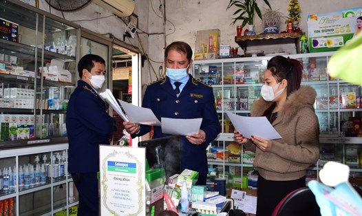 Lực lượng Quản lý thị trường tỉnh Tuyên Quang kiểm tra một cửa hàng thuốc tân dược trên địa bàn. Ảnh: DMS