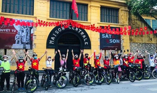 Câu lạc bộ du lịch bền vững VGreen (Hội Lữ hành Hà Nội) ra mắt sản phẩm mới “VGreen bike tour - Tinh hoa Tràng An”. Ảnh: VG